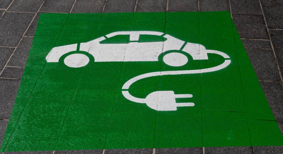 Parking spot market for electric vehicles